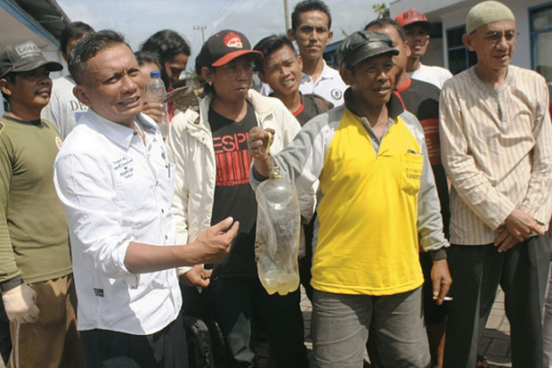 Warga Protes Limbah...