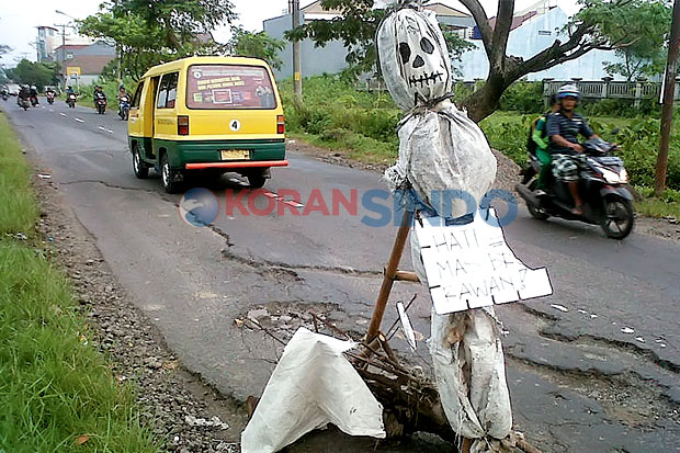 Dipenuhi Lubang, Jalan...