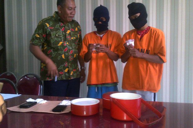 Sembunyikan Ratusan...