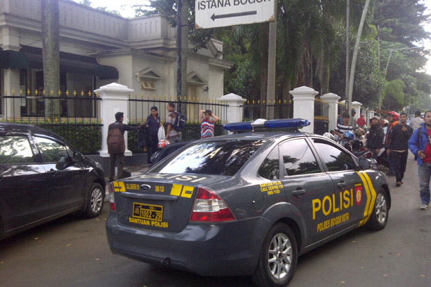 Panjat Pagar Istana...