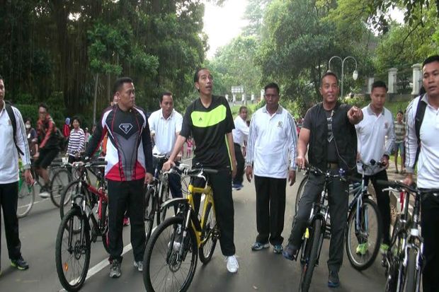 Jokowi Gowes Sepeda,...