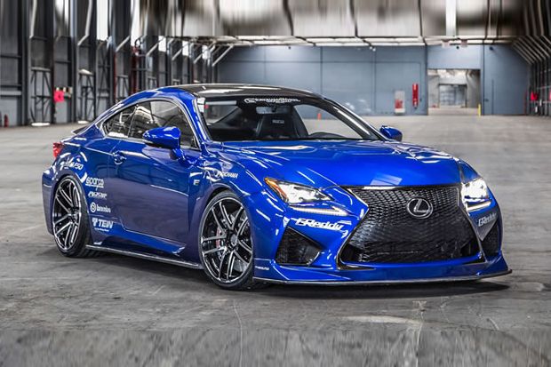 Sportcar Lexus Meluncur...