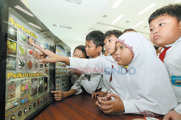 Di Bawah Bayang-bayang...