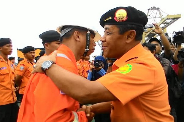 Basarnas Serahkan Badan...
