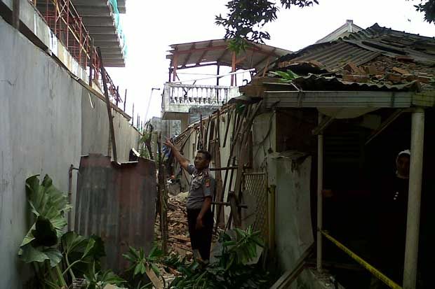 Dinding Pembatas Proyek...
