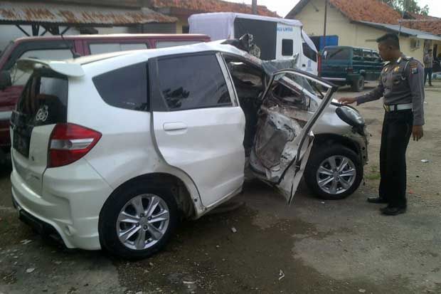 Mobil Tabrak Pohon,...