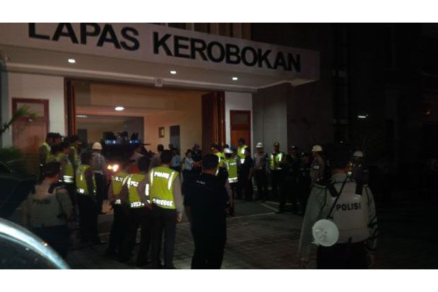 Dua Terpidana Mati Dibawa...