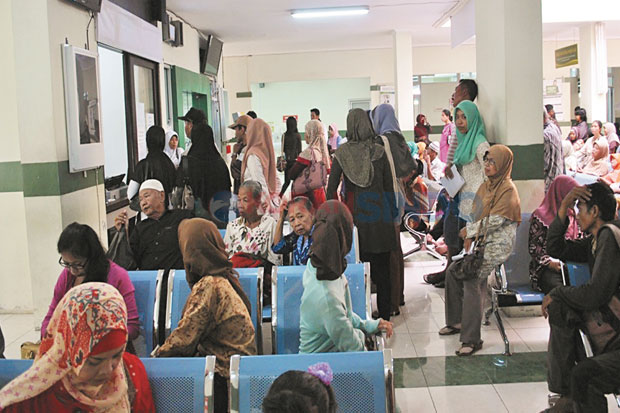 Antrean Warga di Loket...