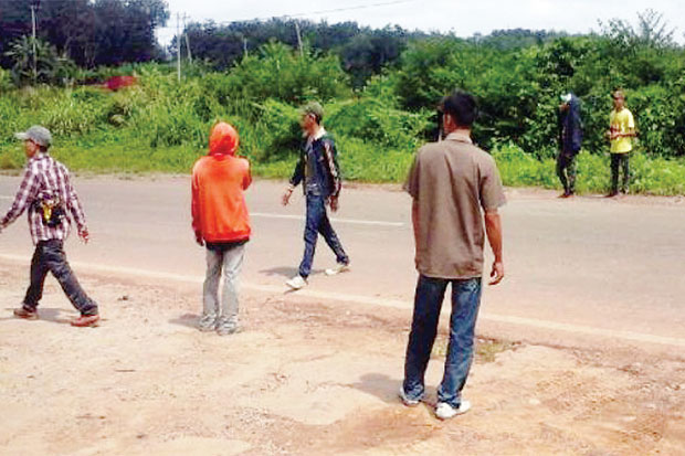Aksi Hadang Truk Batu...