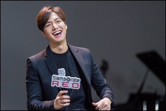 Lee Min Ho Berinteraksi...
