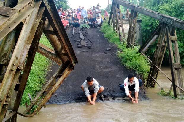 Jembatan Penghubung...