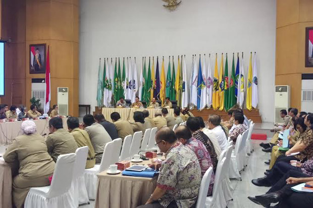 Kemendagri akan Pertemukan...