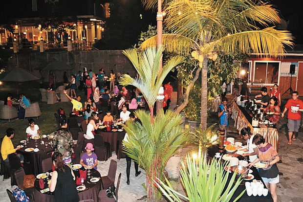 Manjakan Tamu di Indoor-Outdoor