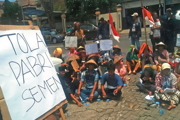 Warga Gugat Bupati Pati...