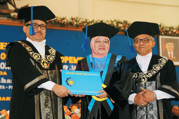 Gelar Doktor Angkat...