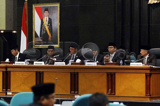 Ketua DPRD: Silakan...