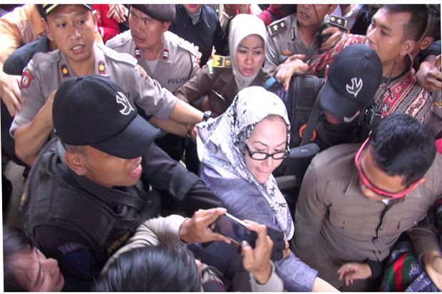 Atut Jadi Saksi, Keluarga...