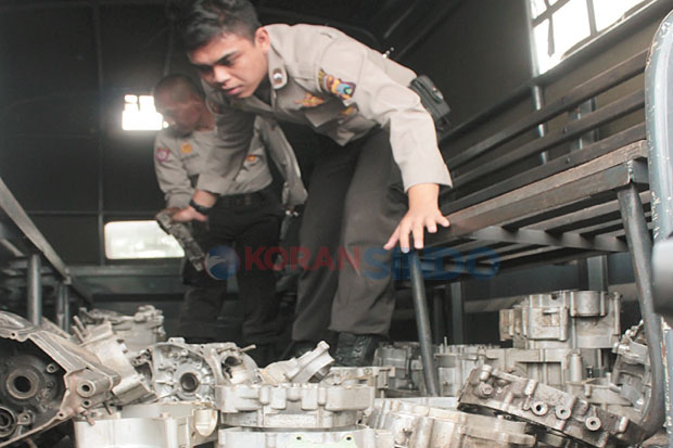 Polisi Geledah Pasar...