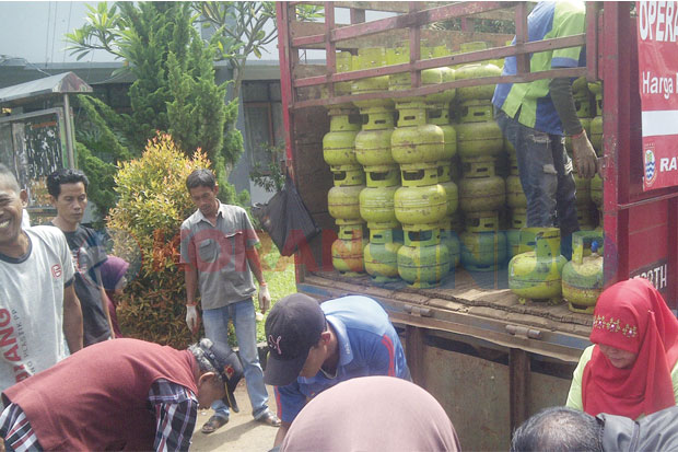Warga Banjiri Operasi...