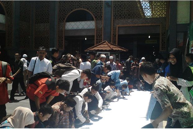 Ribuan Warga Cirebon...