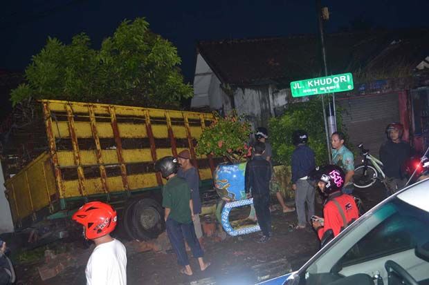 Truk Tabrak Rumah, Sopir...