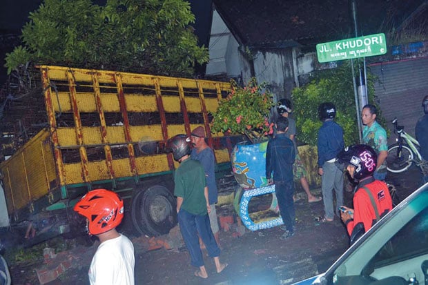 Syok Tabrak Rumah, Sopir...