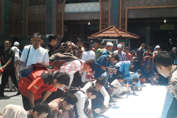 Ribuan Warga Cirebon...