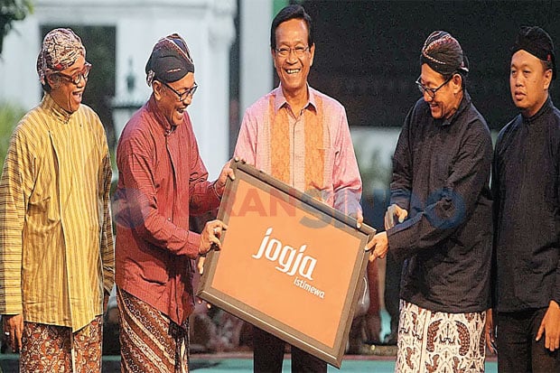Ribuan Warga Padati...