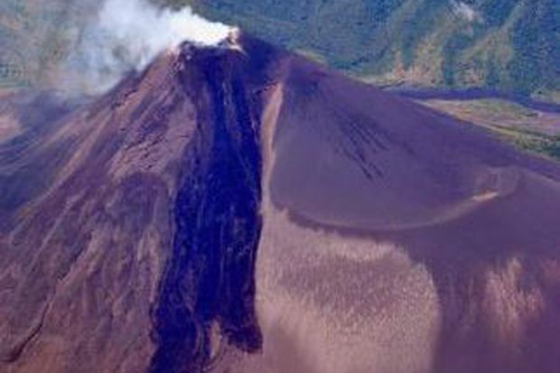 Gunung Soputan Meletus,...