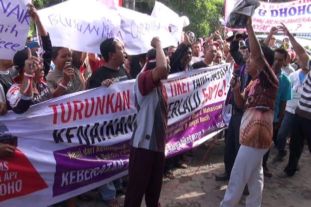 Ratusan Warga Berunjuk...
