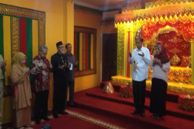 Jokowi Disematkan Meukeutop...