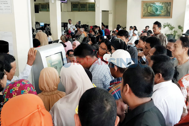 Antrean Panjang di RSUD...