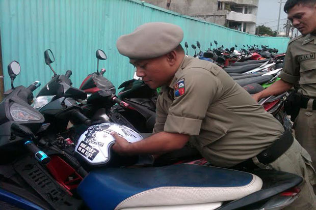 Parkir Sembarangan,...