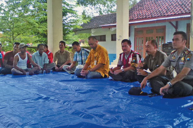 Warga Blokade Sumur...