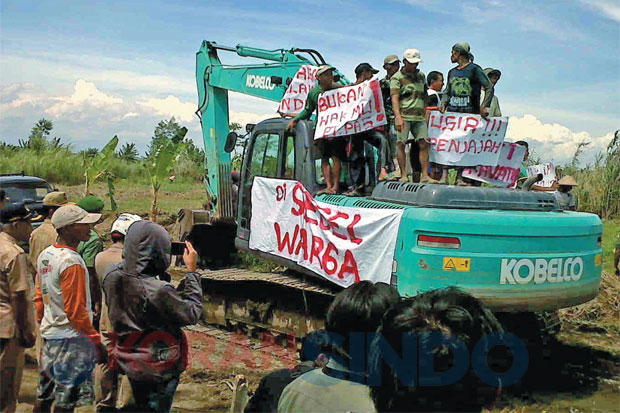 Warga Segel Alat Berat
