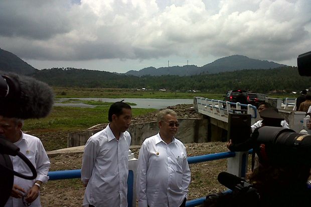 Jokowi Tinjau Waduk...
