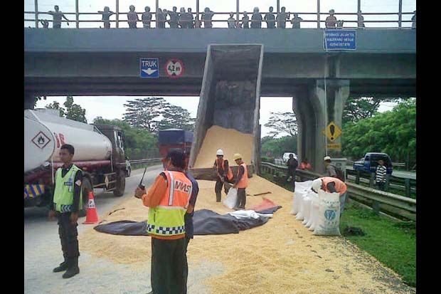 Dump Truk Tersangkut...