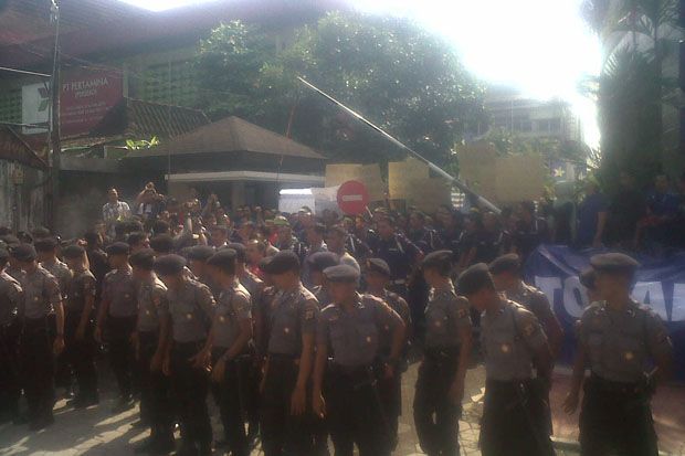 Karyawan XL Hadang Proses...