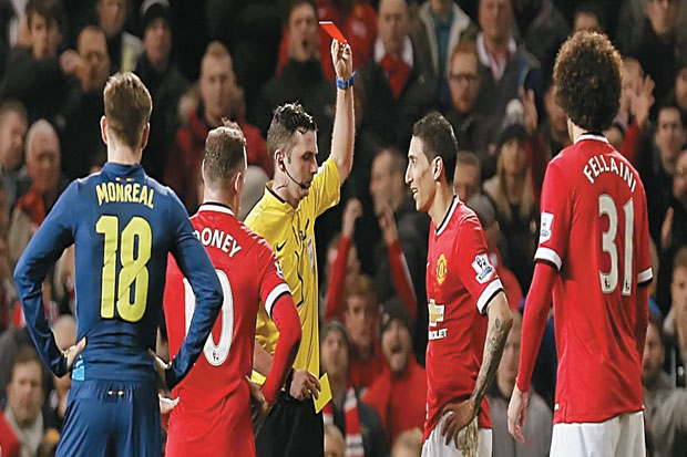 Menyentuh Wasit dan...