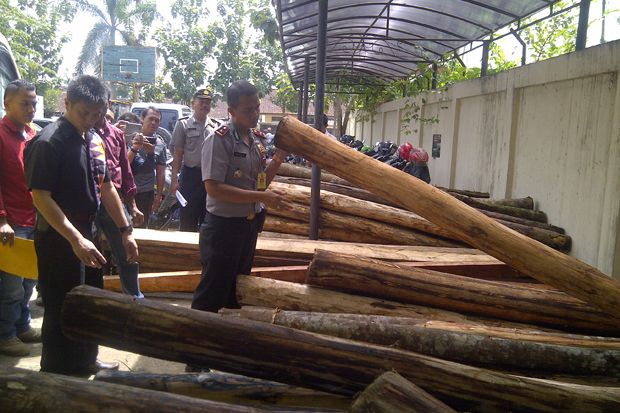 Empat Pelaku Illegal...