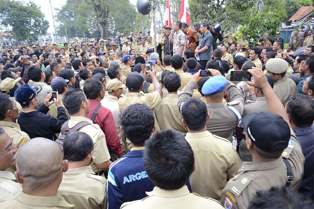 Ribuan Perangkat Desa...