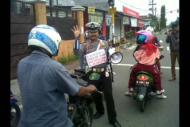 Tertibkan Lalu Lintas...