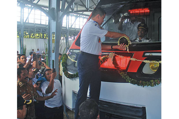 Railbus Bathara Kresna...