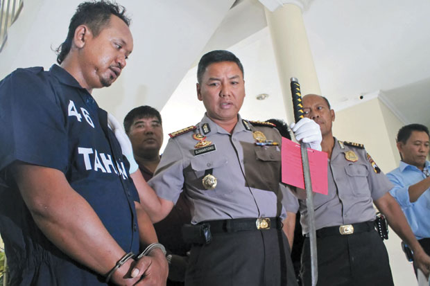 Berebut Lagu, Tangan...