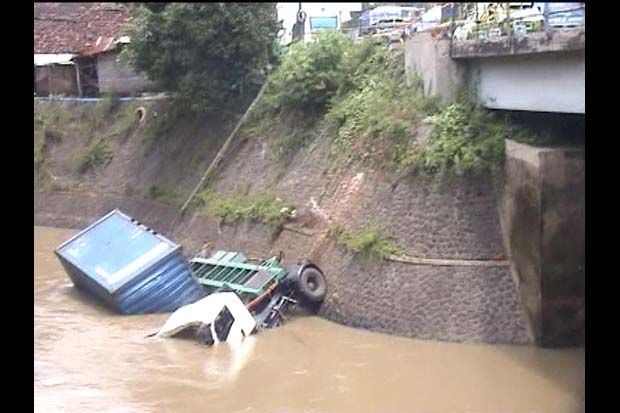 Sopir Mengantuk, Truk...