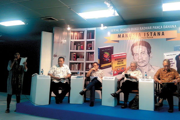 Manusia Istana Membawa...