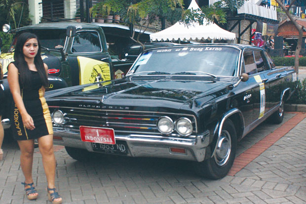50 Mobil Kuno Parkir...