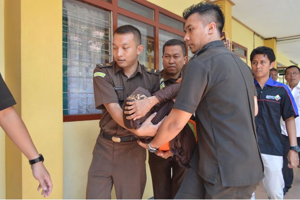 Penahanan Nenek Asyani...