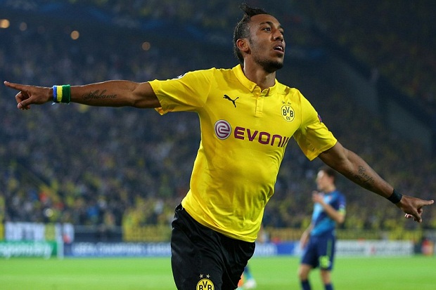 Main di Kandang, Striker...