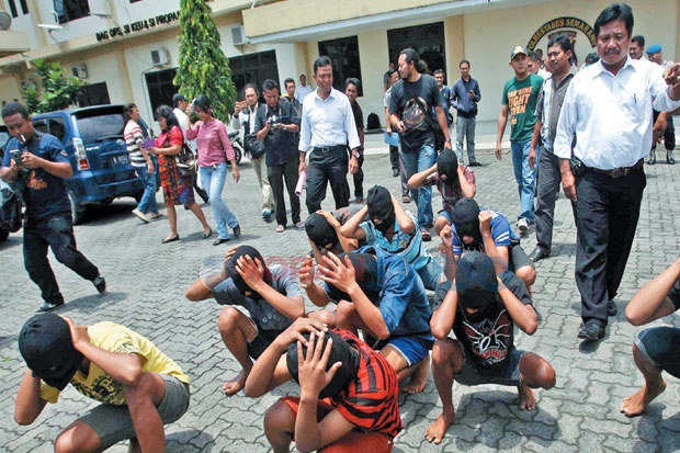 Bacok Korban Sekadar...